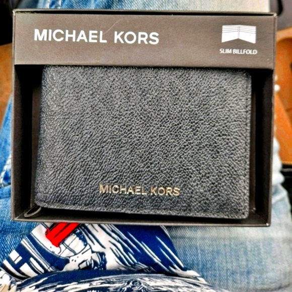 * Authentic Michael Kors Men's Wallet! - Picture 3 of 7